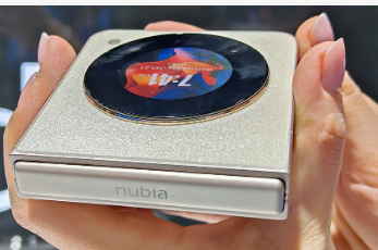 努比亚推出最便宜的599美元可折叠手机和带双音频插孔的音乐系列